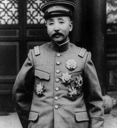 1922年5月10日，总统徐世昌下令裁撤东三省巡阅使，张作霖被免去本兼各职，听候