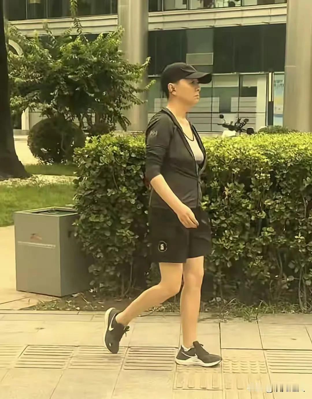 在北京街上有人撞见宋丹丹了，64岁这状态也太能打了吧！
 
就路人随手拍的图，她