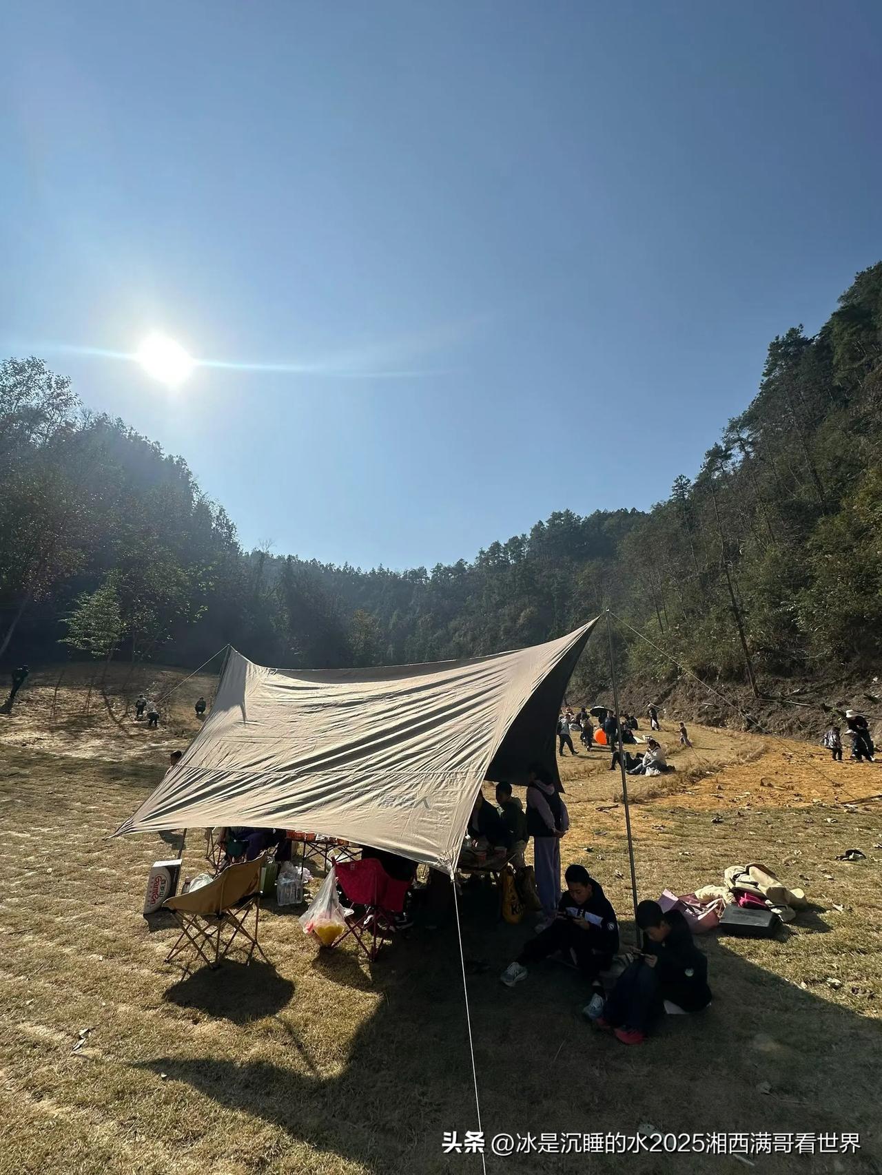 户外烧烤，放松心情。