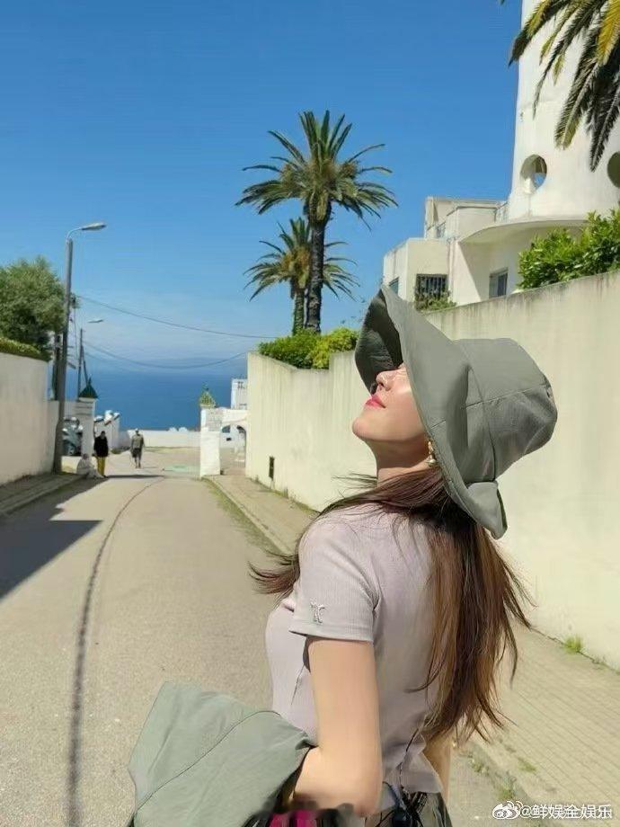 姜妍抽象派摄影师中餐厅姜妍看到黄晓明蹲垃圾桶中间，直接掏出手机一顿猛拍，还自信夸