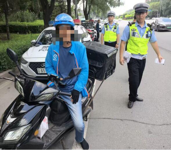 “太惊喜了，居然被人民日报转发！”辽宁沈阳，一位机车小哥在路口等候信号灯时，一位