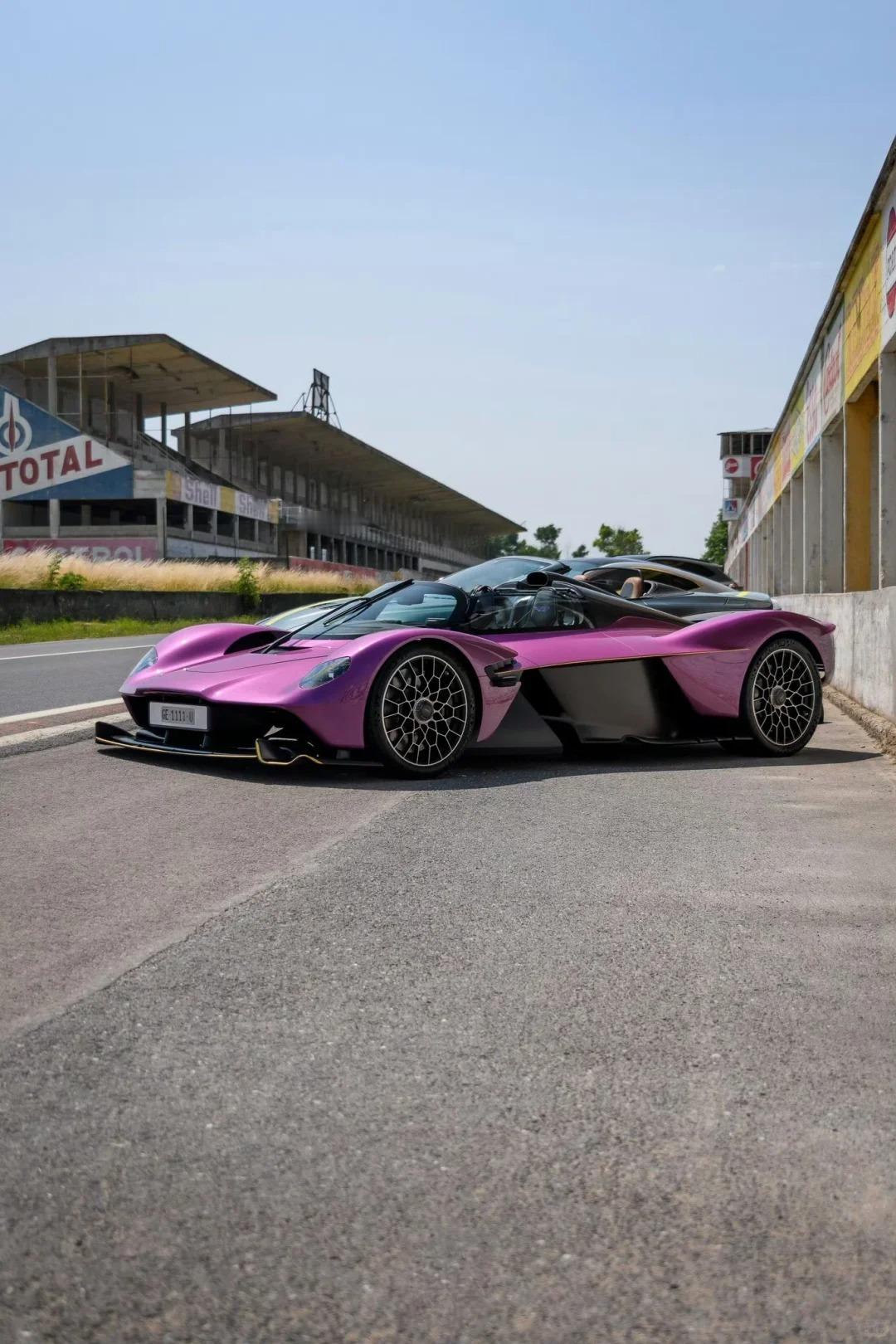 Aston Martin Valkyrie Spider这个梅子色太漂酿了，喜欢