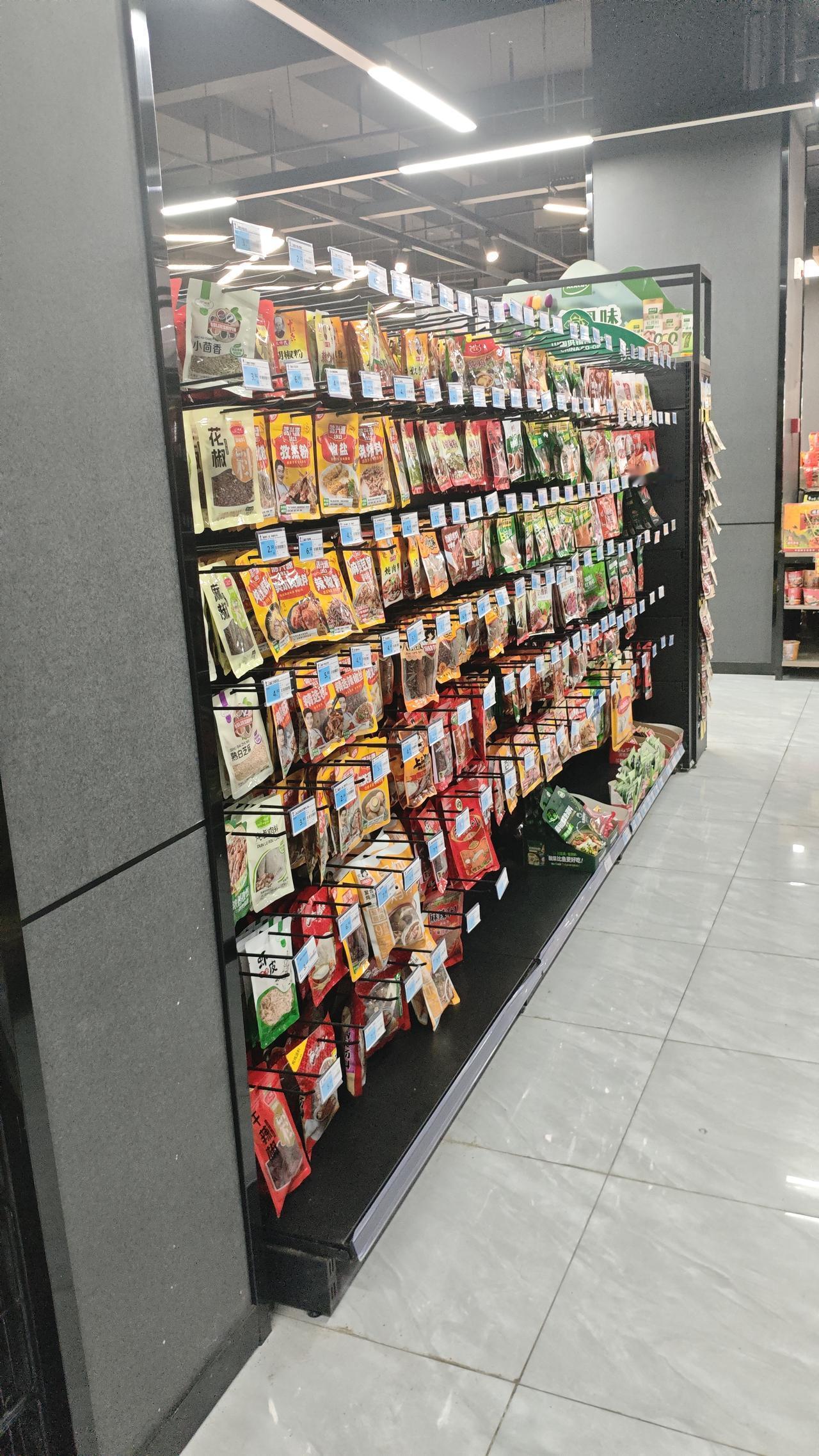 看着超市里五花八门摆满货架的调味品，
是该感慨现在的美食十分丰富，
还是会反思身