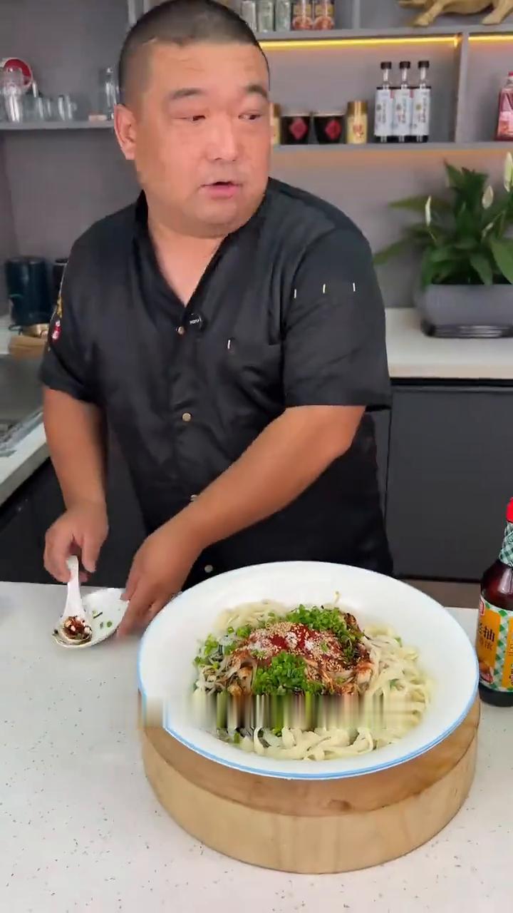 油泼面。
大家注意看，水开以后下入面条，然后加点食盐，早上早起2分钟就能做出全家