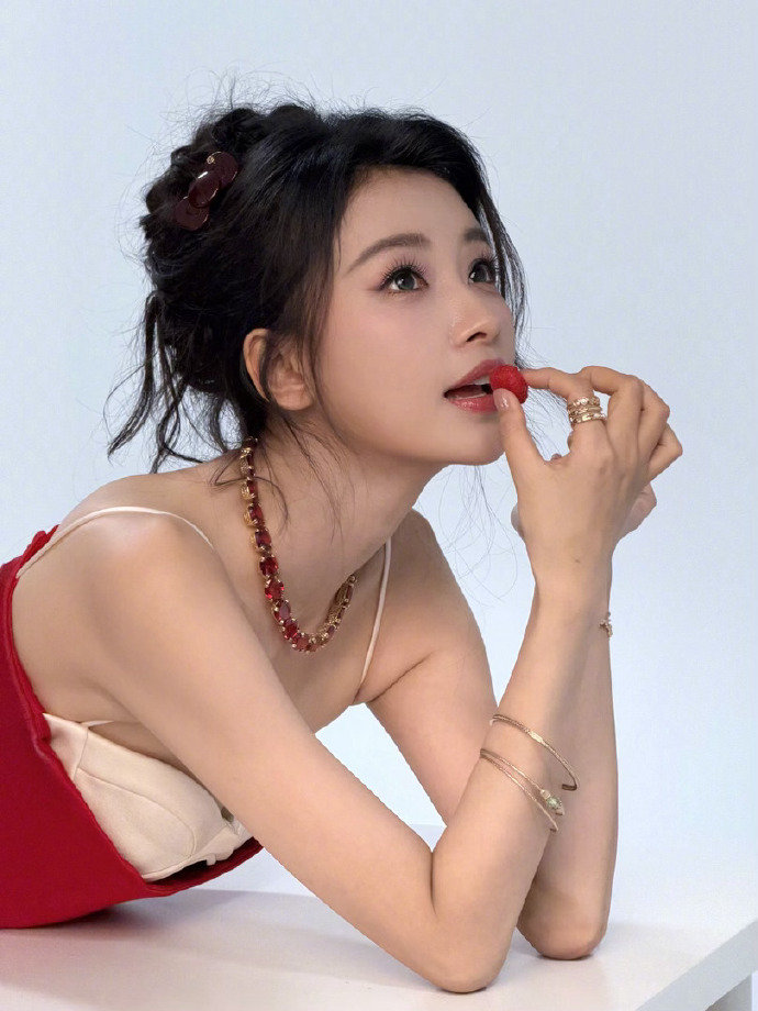 孙怡准备好大家见面孙怡乘风2026初见面吊带红裙造型也太适合她了，又甜又美，自带