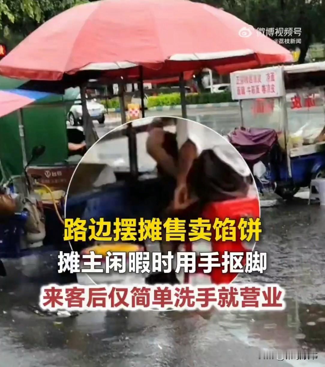 广州街头，小伙正啃馅饼，不料，旁边大哥冲他“呕”了一声。小伙怒了：有病吧？大哥被