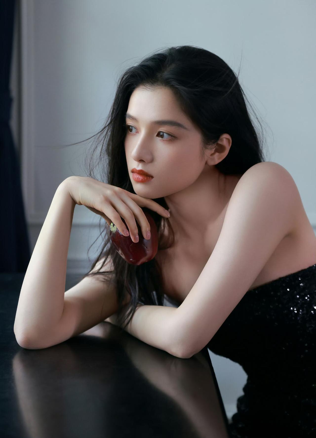 黑裙缀满星光，靴尖踩着晚风，在明暗之间，她自带一整个浪漫夜晚的氛围。