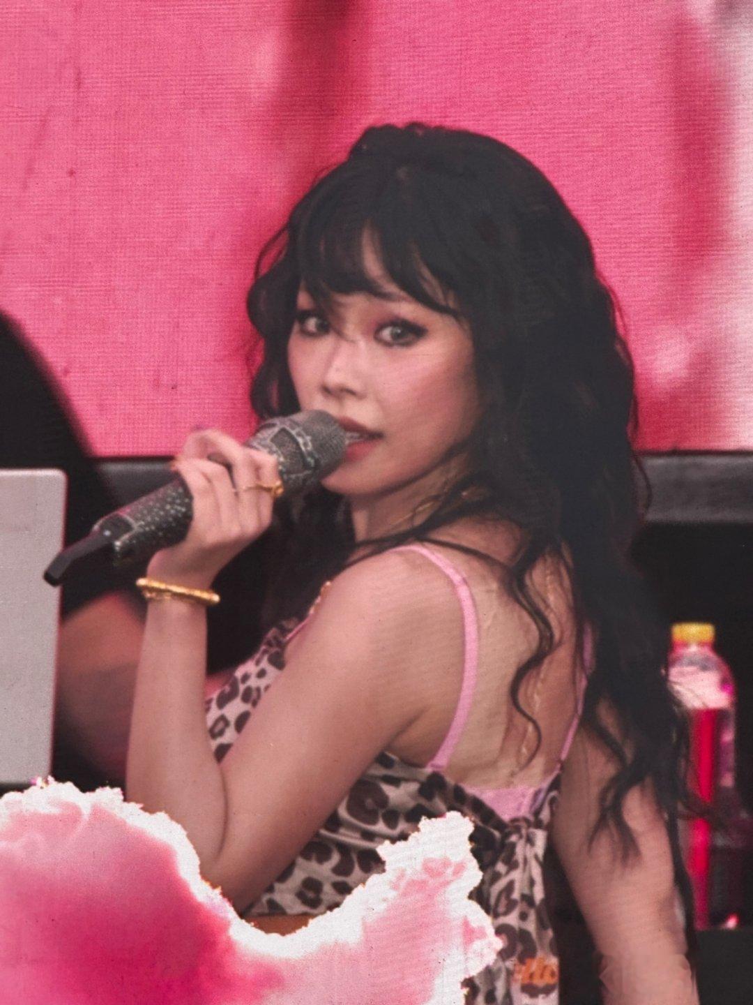 万妮达我妈妈。。 