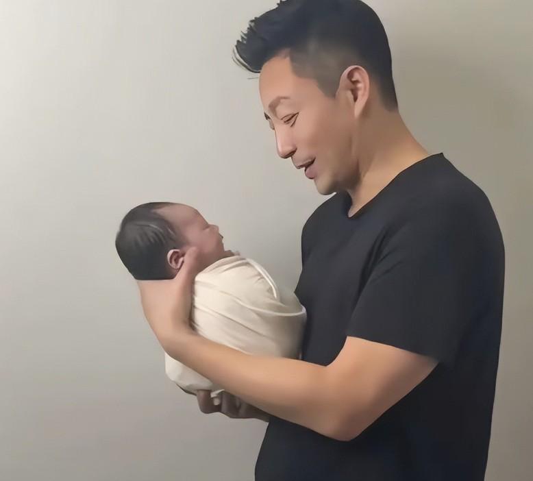 这阵子马筱梅生完孩子变化不小，兰姐不理会继续忙事业！
 
复制一个网友的评论; 