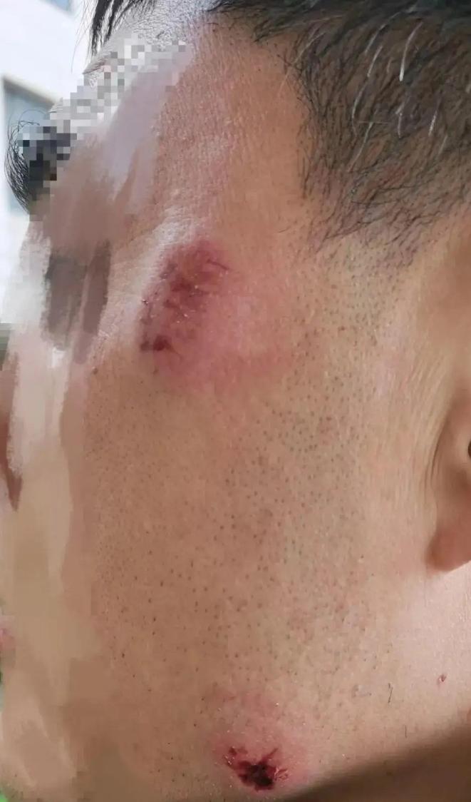 “离大谱！”湖北武汉，一男一女两名业主，前往社区办公室咨询业委会的事，期间见没人