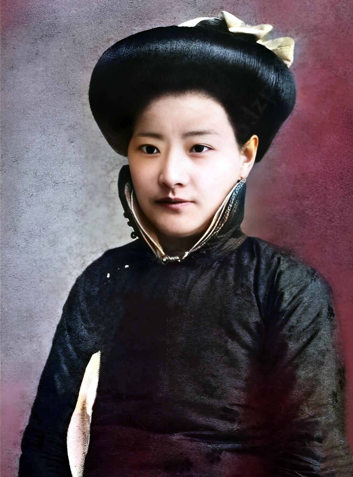 这位端庄秀丽、容貌娇美的女子名叫张仁会。

1891年的武昌城里，官绅们茶余饭后