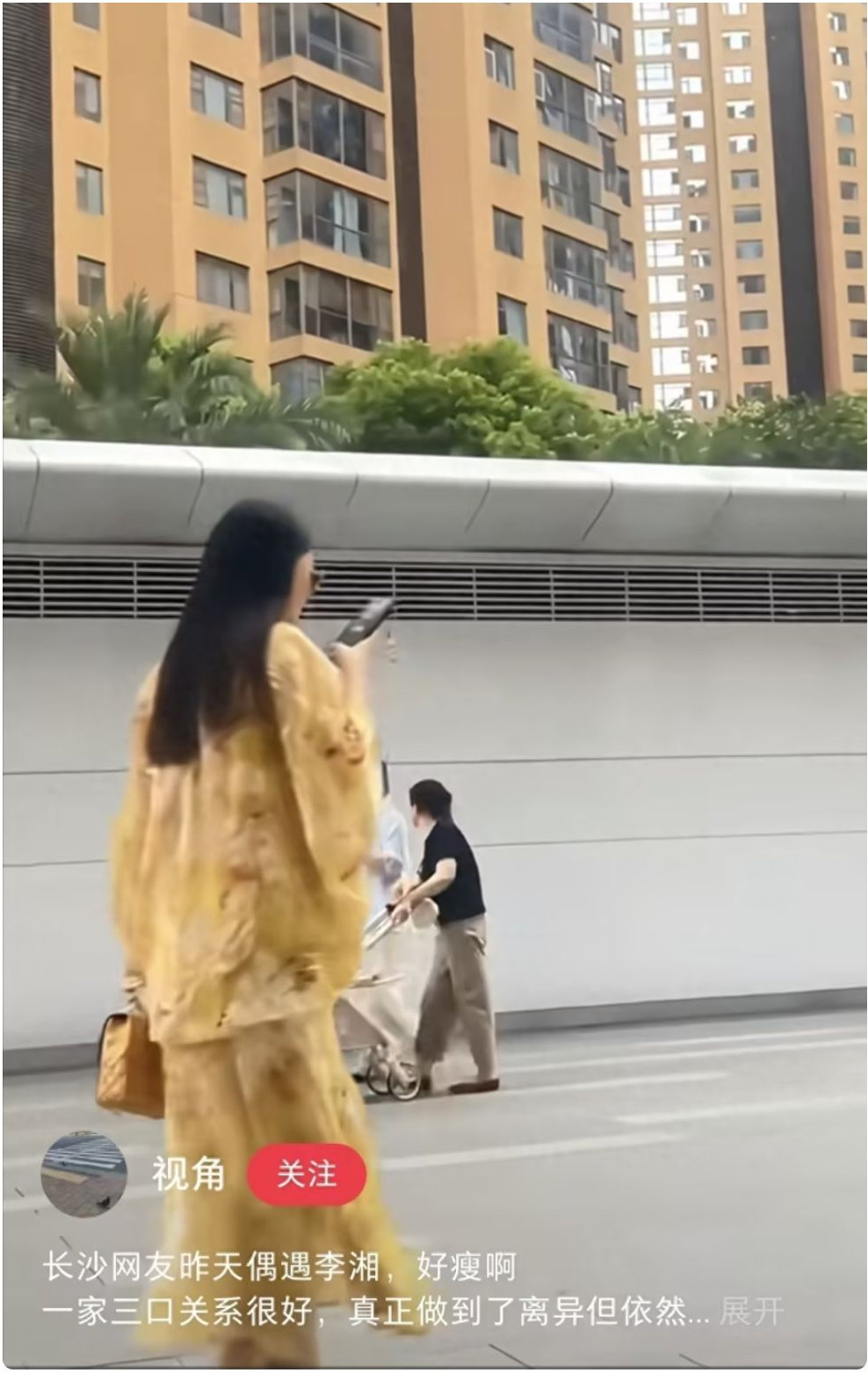 离婚不离家？长沙偶遇李湘一家，王岳伦白发明显，王诗龄长腿抢镜，李湘瘦了像30岁 