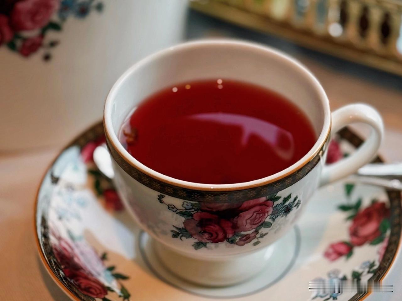 冬日生活随拍紫藤花架下，斑驳光影在蕾丝桌布上摇曳。三层的点心架盛着抹茶马卡龙、玫