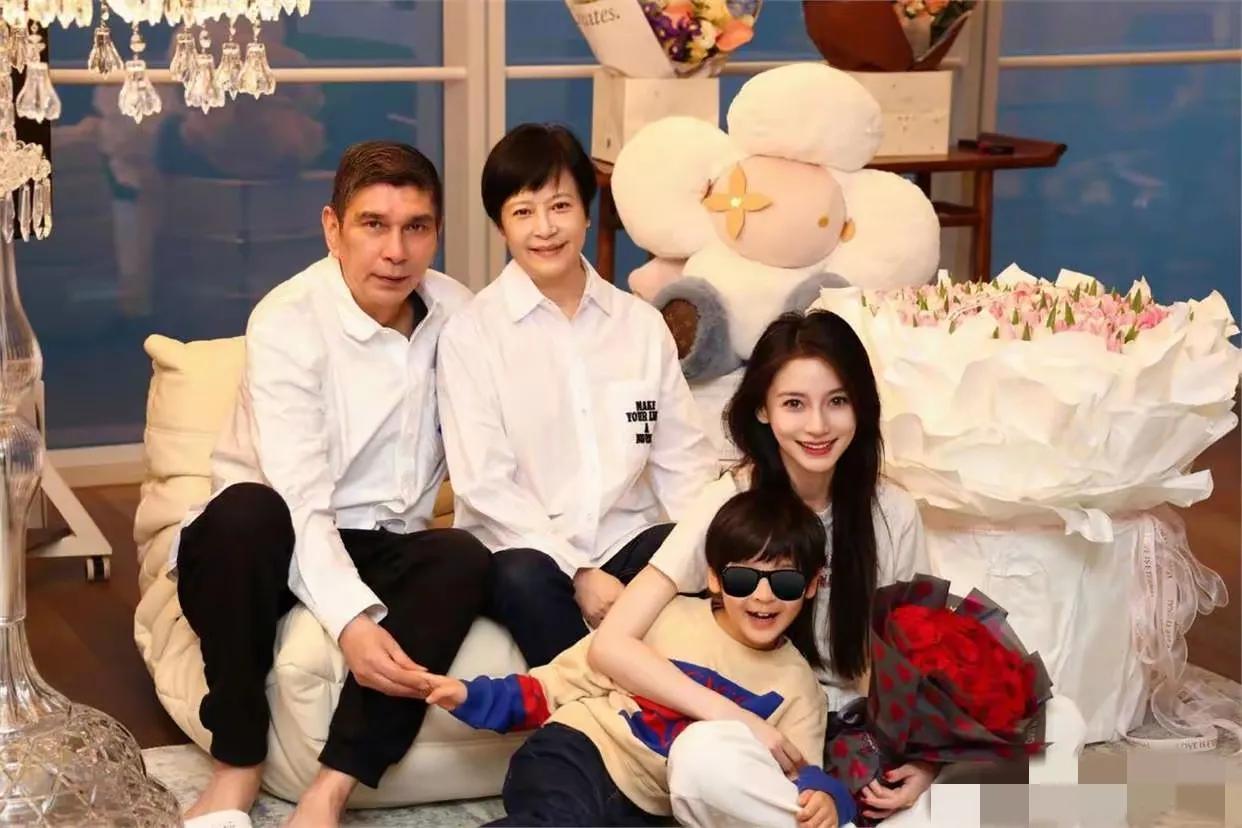 杨颖的全家福，
杨颖跟妈妈很像，眼睛像爸爸
从儿子下巴也很像杨颖啊
他家的基因真