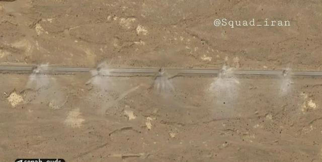 通往美军救援飞机着陆区的道路上有近乎均匀分布的弹坑，应该是承担火力护航的美军战机