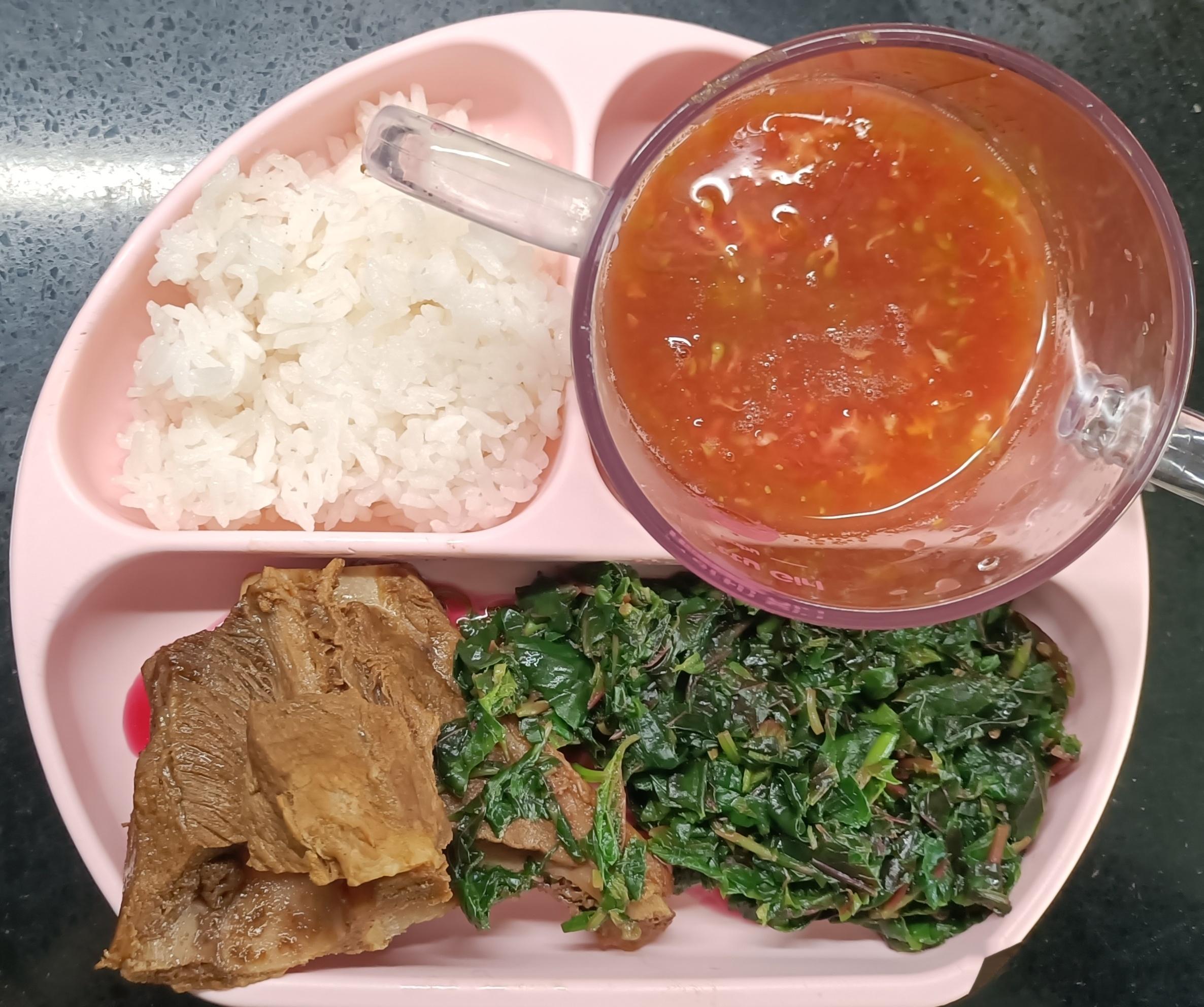 #糖糖的饭饭##科学育儿营养护航# 昨天午餐：米饭，扇子骨，肉汤紫苋菜，番茄果肉