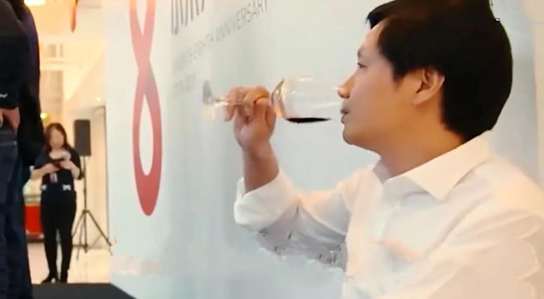 2018年坐在角落里独自饮酒的雷军，雷军酷爱白衬衫牛仔裤，一个人默默的坐在角落里