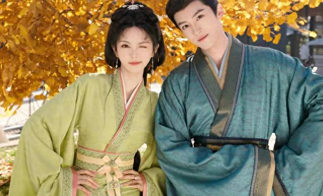 田曦薇闫桉追剧团甜度爆表，一句“老婆”喊出全网CP感