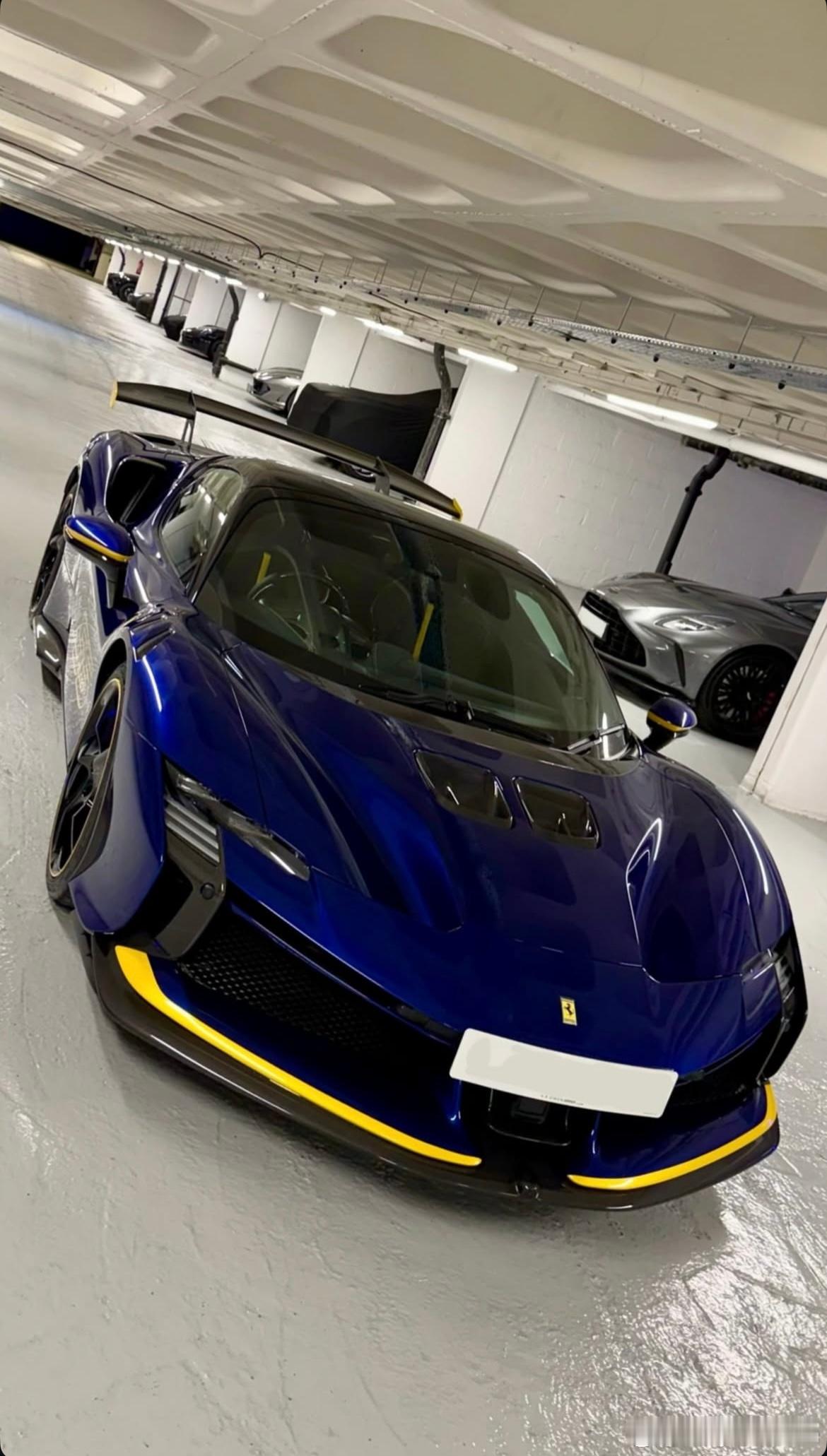 外观配色为Blu Vietri，一款非常罕见的One-off配色，呈现出很深邃的