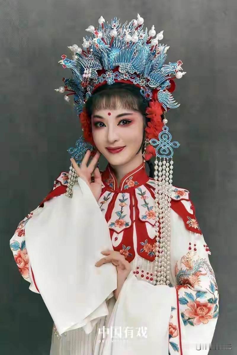 李云霄在红毯上的每一次亮相，正成为传统文化与现代审美交融的视觉标杆。她不仅是在展