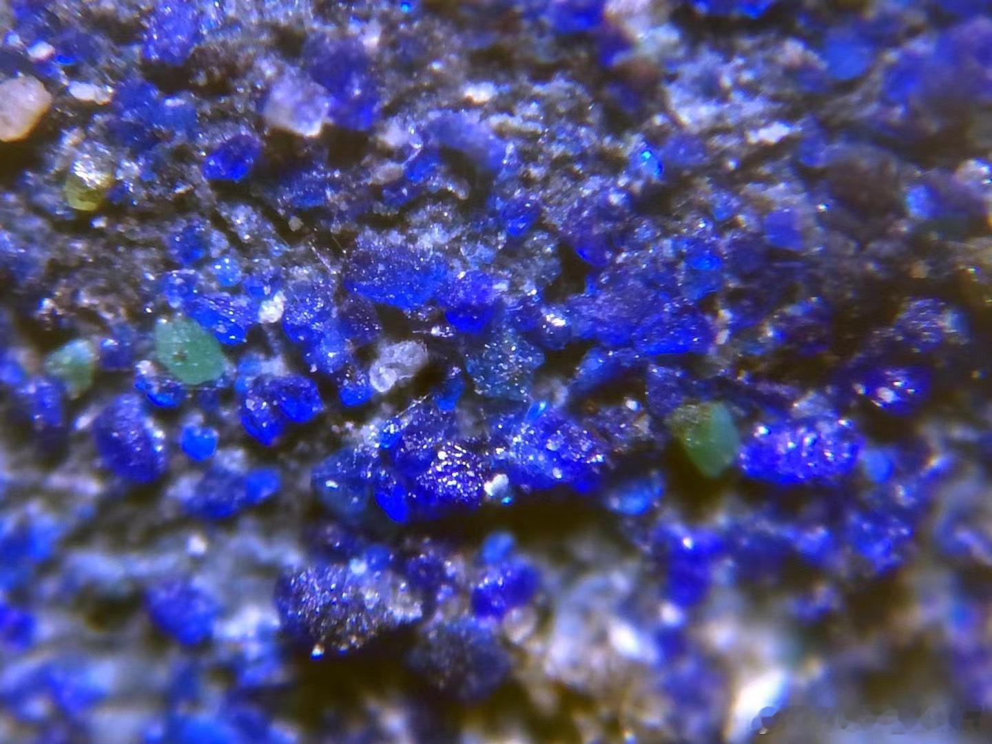 雍正十一年的彩画颜料颗粒。看样子至少这里彩画褪色是因为蓝色剥落了，而不是因为颜料