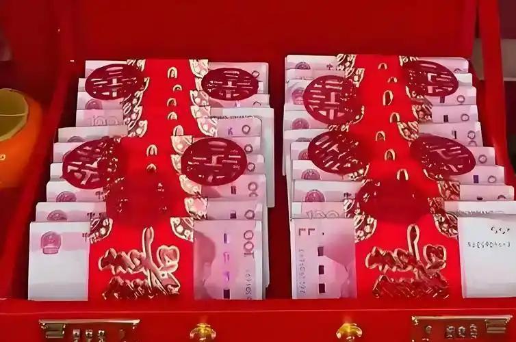 一位河南的阿姨一边摆放彩礼钱，一边说下辈子我不生儿子，都生闺女，生儿子可难可难了