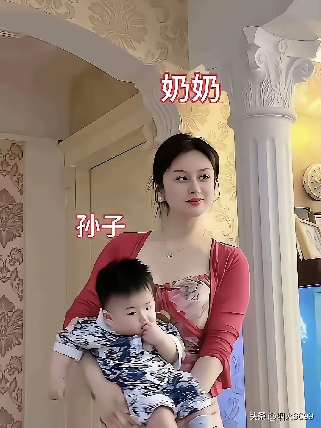 第一眼真认错了！以为是宝妈抱着孩子，仔细一看，原来是宝奶抱着孙子。
这身材、这状
