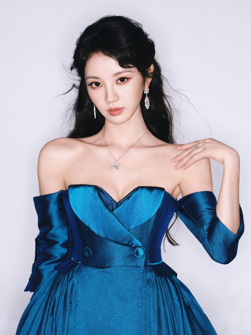 田曦薇解锁第三套高定田曦薇解锁第三套高定啦田曦薇蓝色高定裙