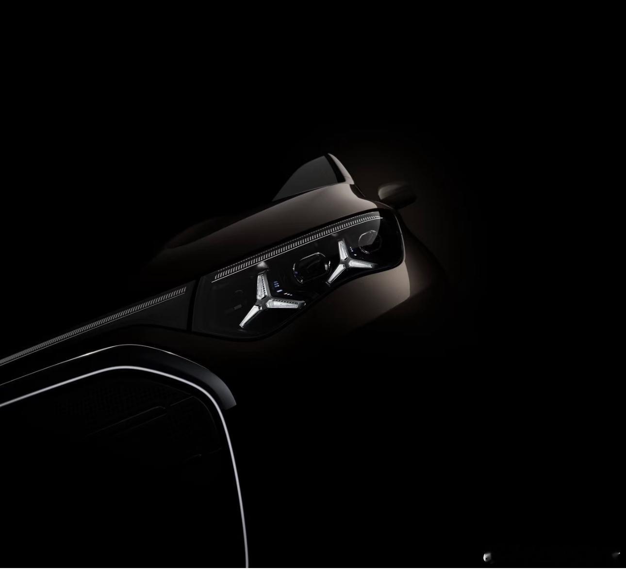 三叉星商用车VLE的头灯照片公布了，头灯采用了两个三叉星造型的灯组，头灯明显可以