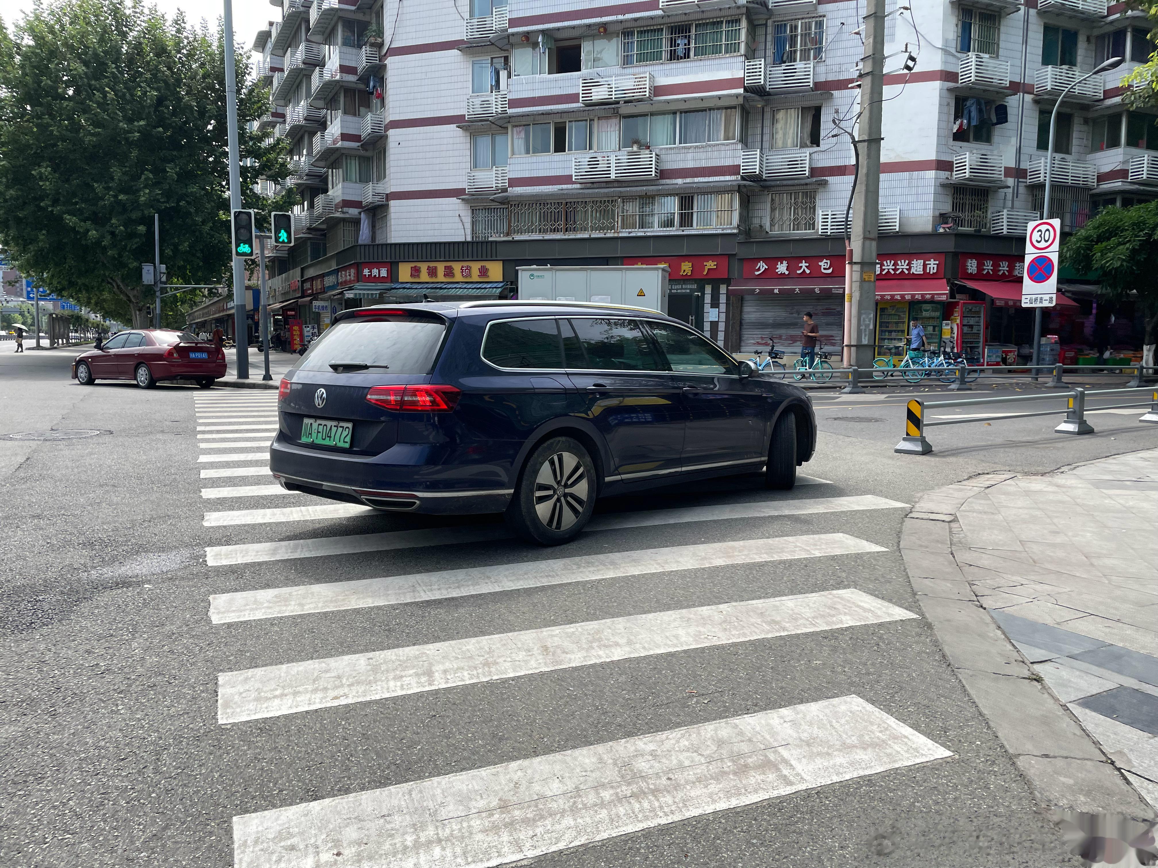 第一次见绿牌旅行车[允悲]原来是蔚揽GTE，之前从没听过，长见识了。  ​​​