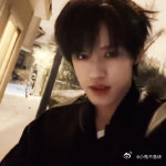 张极雪夜自拍 张极的雪夜自拍简直是我的快乐宝藏！雪在灯光下闪烁着微光，他站在雪中