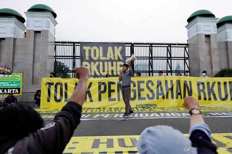 【印尼新刑法即将实施！ 婚前性行为、侮辱国家或入罪 人权团体忧公民自由受限】海外