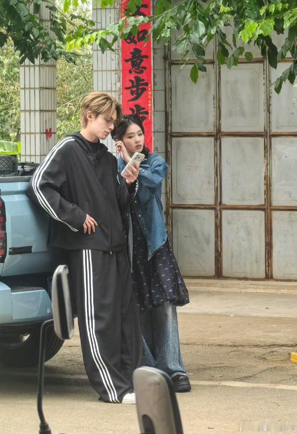 王鹤棣白鹿《亲爱的客栈》买菜路透来袭🍽️友谊长存啊 