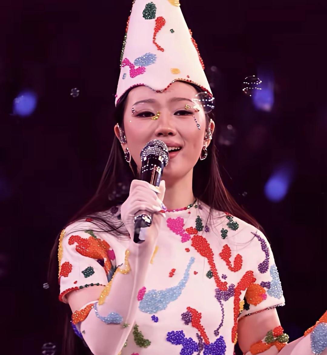 单依纯这套其实已经算保守了，只是蛋糕裙下摆太过蓬松，几乎看不见脚。成都站「纯妹妹