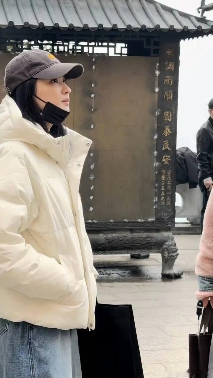 网友九华山偶遇王楚然祈福，看起来好虔诚啊[哈哈] 