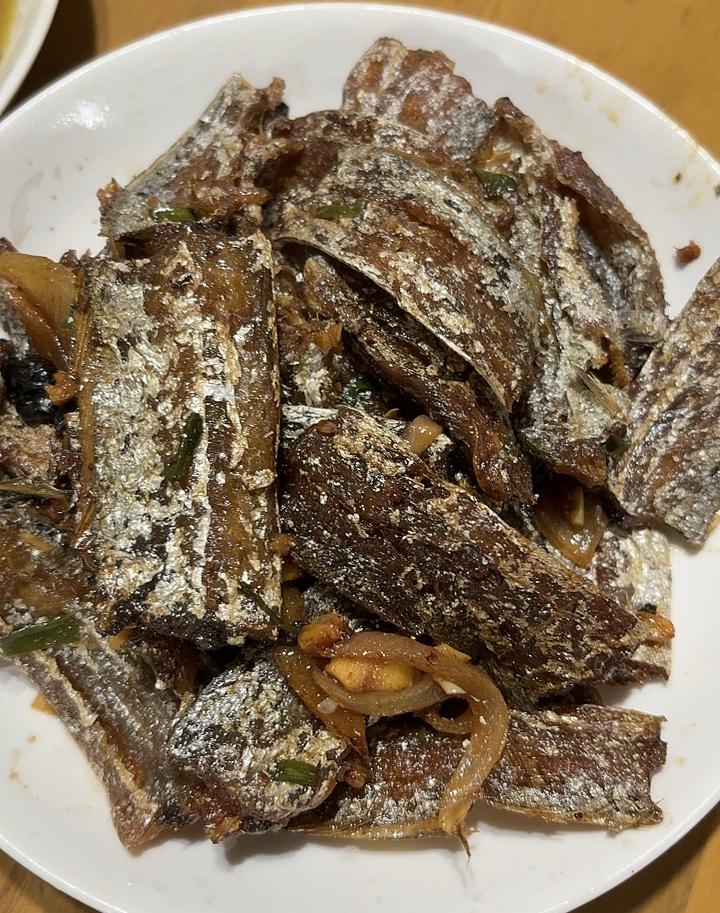 今天晚上，家里面吃带鱼，
配上一点可乐的话，这真叫绝配呀

带鱼的制作方法比较繁