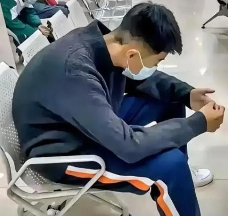 父亲突发脑溢血，14岁的孩子给亲戚挨个打电话借钱，结果没一个肯借。走投无路时，他
