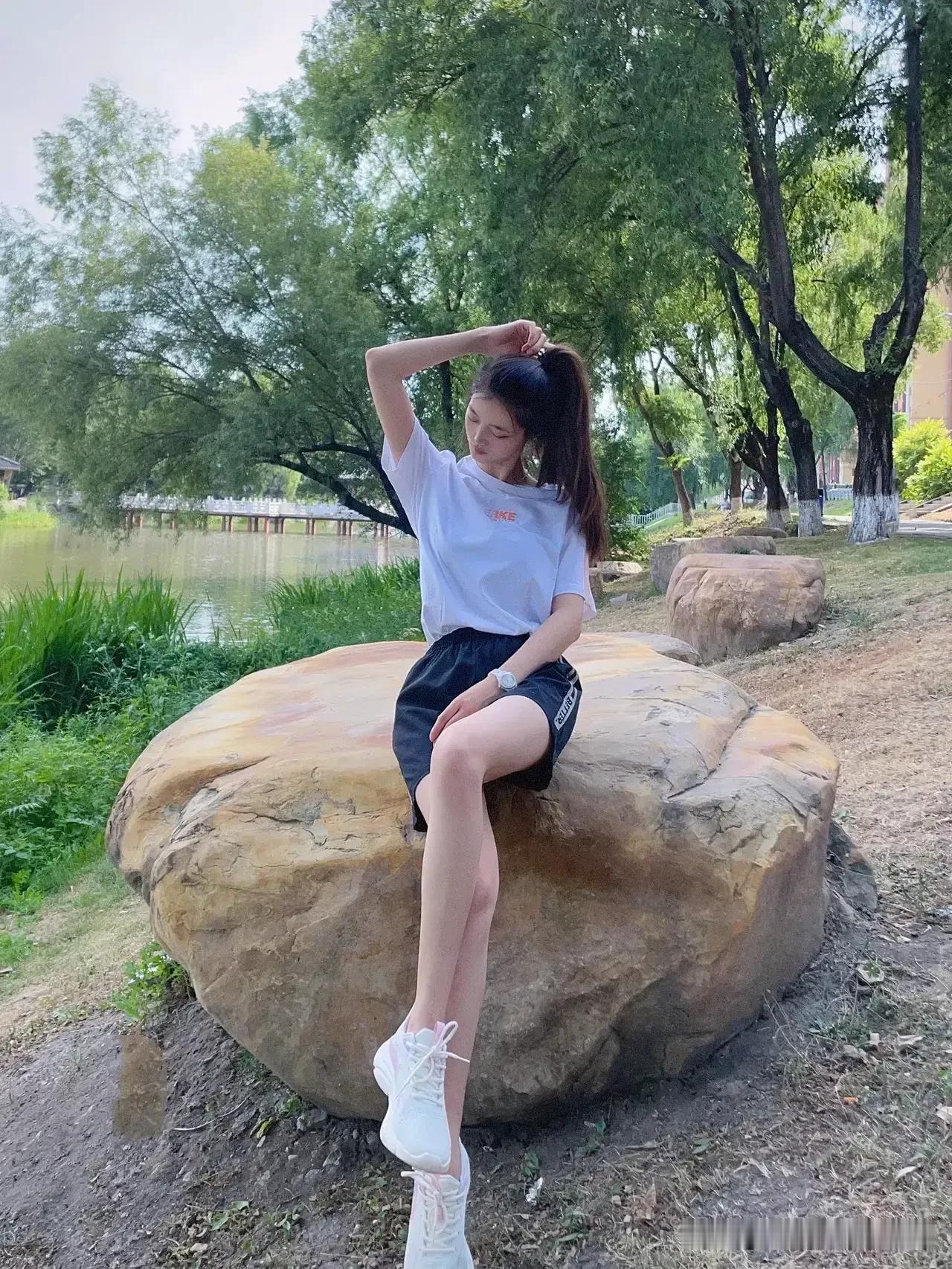 最近做了一个梦，梦中握着单位年轻的女同事的手，这是犯桃花还是要犯错误？
人生即先