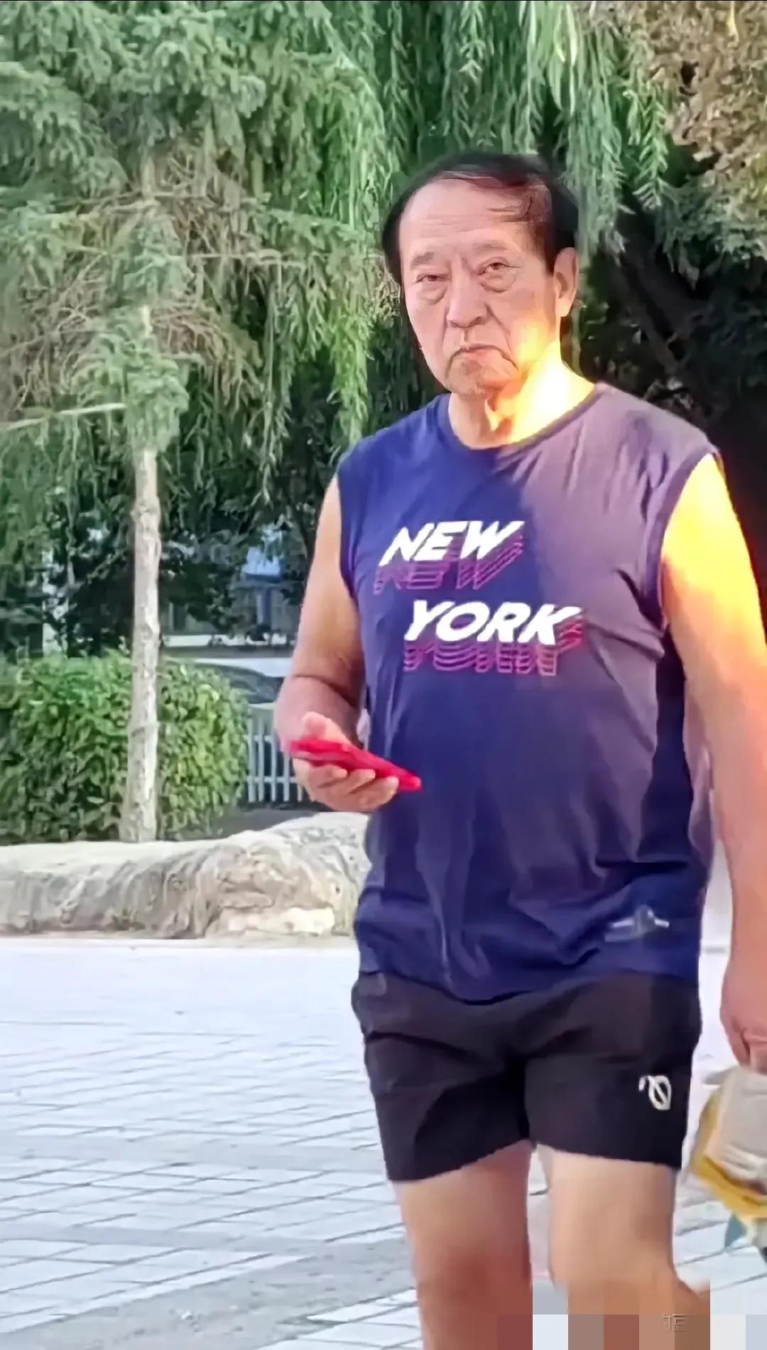 天呐，怎么老成这样了，不过想想也是，毕竟已经是75岁的老人了，这位老艺术家当年的