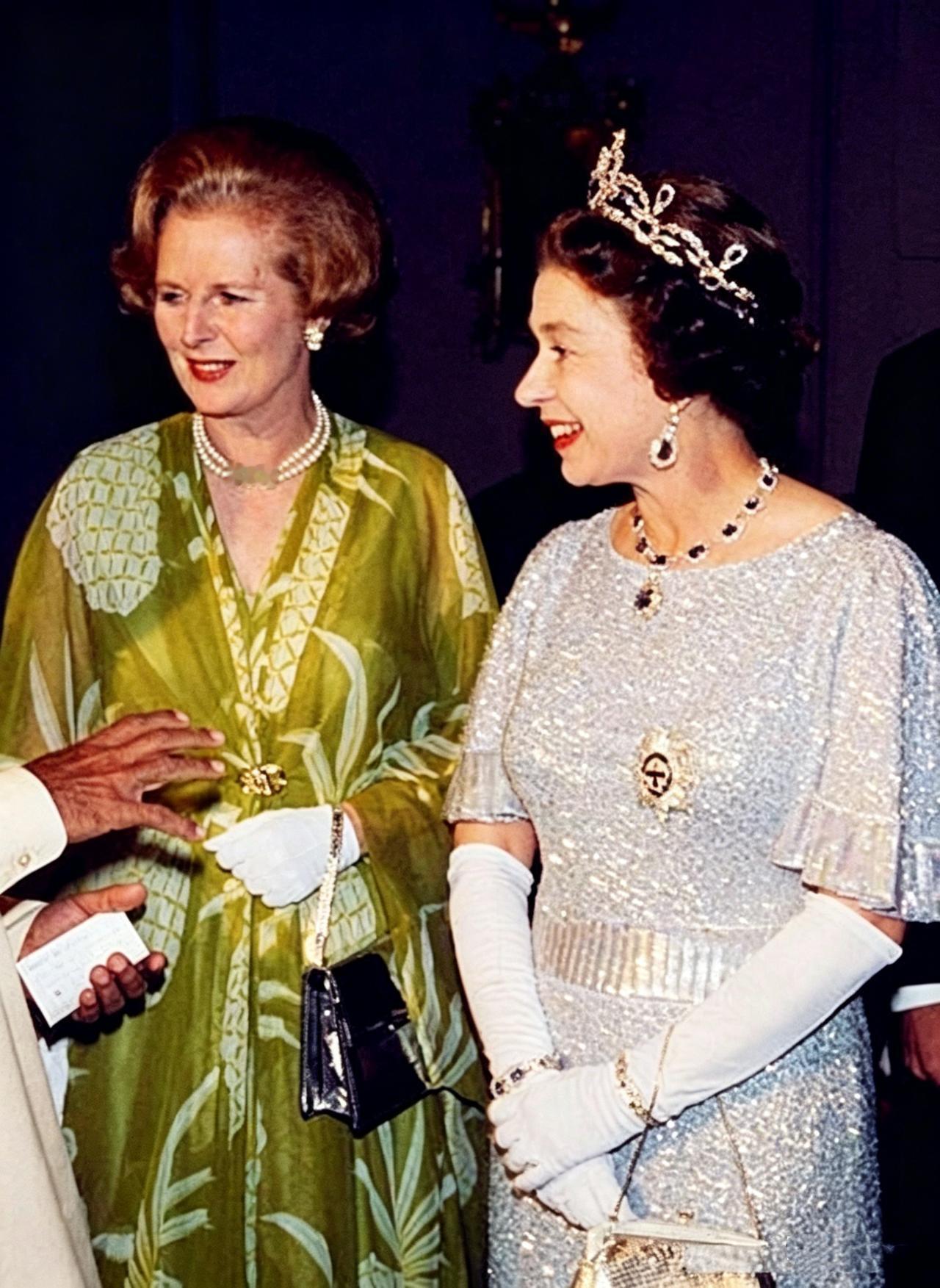 这是英国女王伊丽莎白二世与时任英国首相的撒切尔夫人盛装同框出席活动。两人仅仅相差