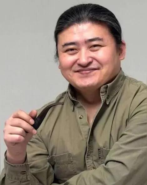 刘欢走了，他的身份首先是对外经济贸易大学的退休教师，其次才是音乐家。
     