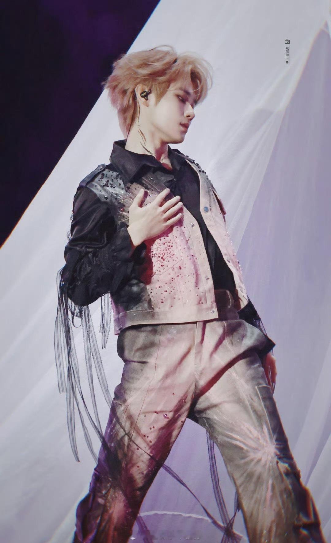 张真源就是舞台的神，太有魅力了，好帅的弟弟