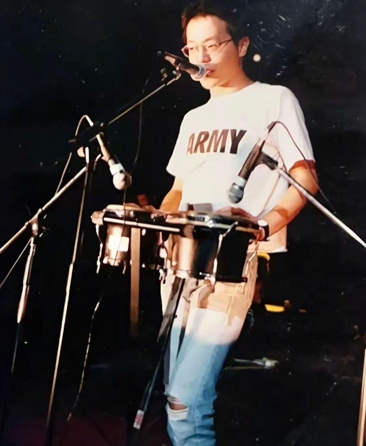 想起了一件很有意思的事，在90年代初，那个时候还在上小学的我。天天缠着妈妈要给我