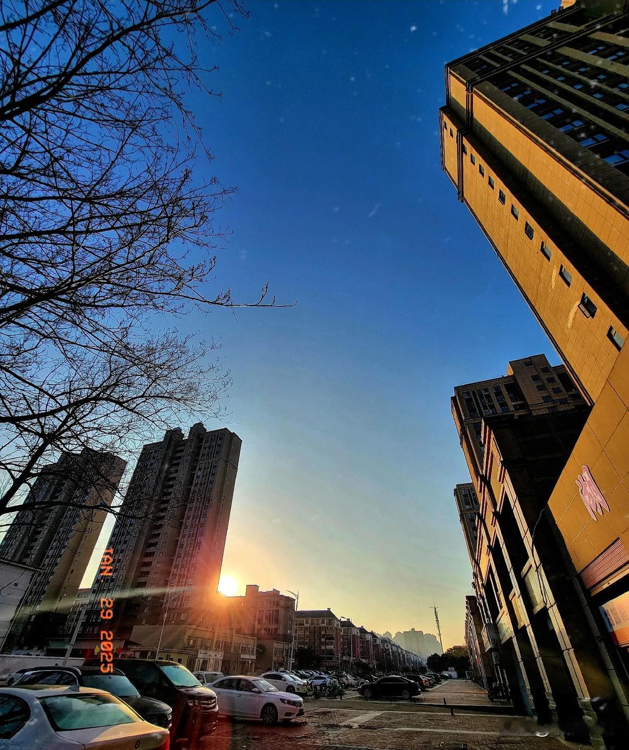 拍张照片形容你所在城市街景或夜景家乡清晨