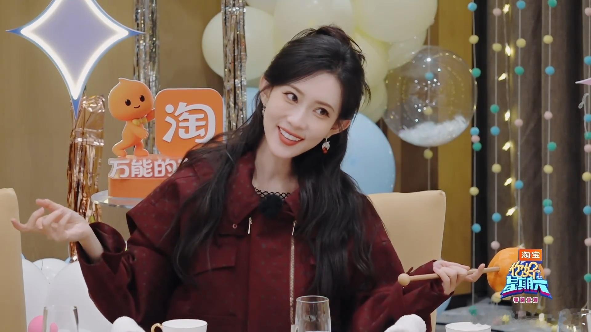 孟子义这该死的甜美等待开饭也不忘悄悄练舞，孟子义轻声唱着《说爱你》，小动作温柔又