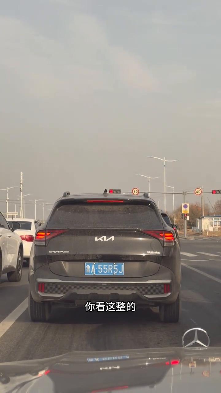 山寨车标。
起亚的车标改款真的是丑爆了，现在大家都是做的小点、精致点。你看这整的