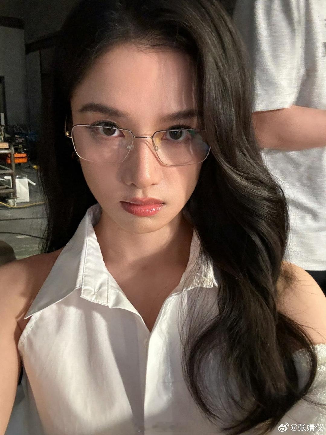 张婧仪回应戴眼镜张婧仪智性恋 这个张婧仪回应热搜第一个让戴眼镜的人是天才，是近视