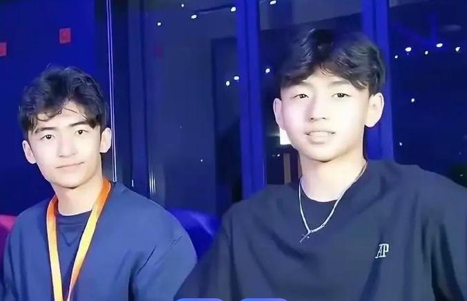 果然被我猜中了！谢贤离世后，当娱乐圈还在猜测谢霆锋会给父亲办多风光的葬礼时，一份