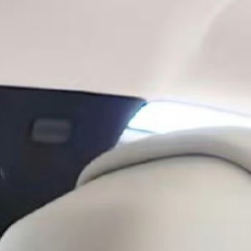 生活偶尔会给你一记耳光，但请不要丢掉微笑。用乐观的心态面对风雨，你会发现自己远比