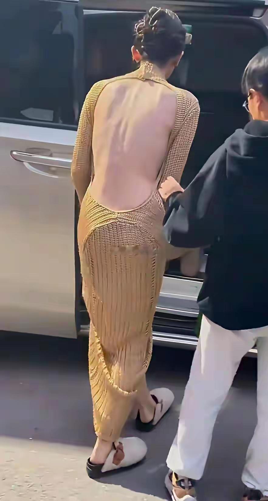 娜扎这个背好美啊，身材也是一流水准的。 